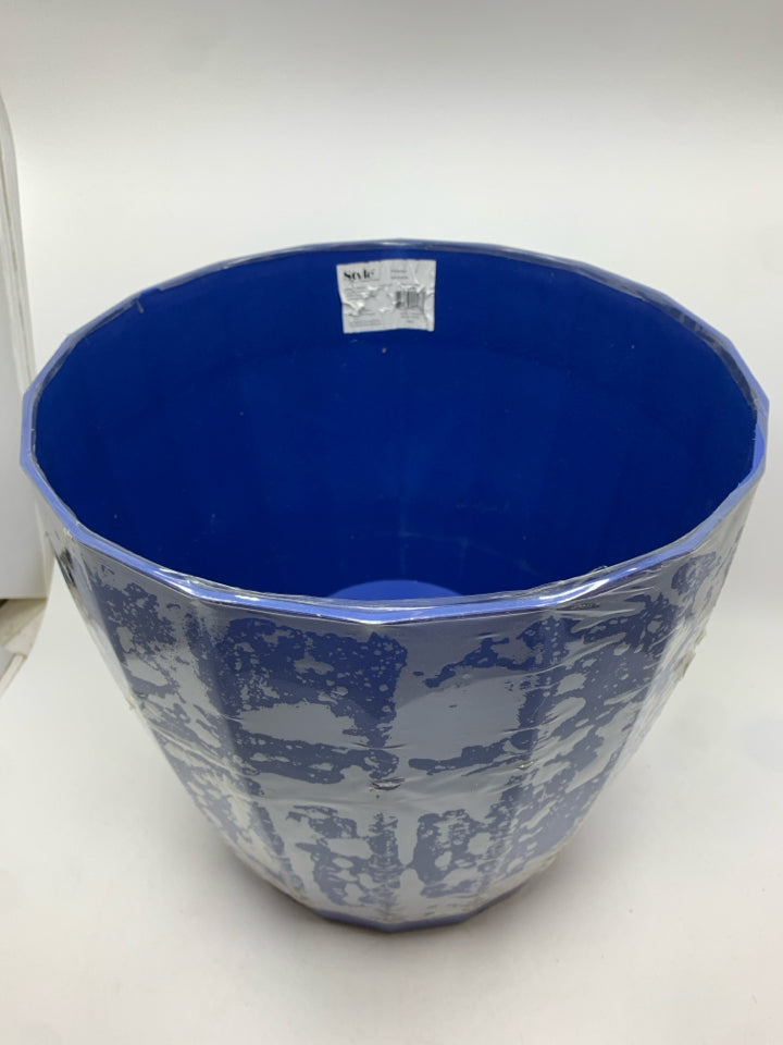 BLUE PLASTIC PLANTER.