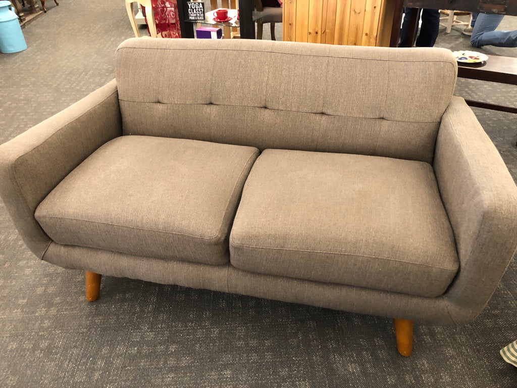 MOCHA BROWN FABRIC SOFA W/WOOD LEGS.
