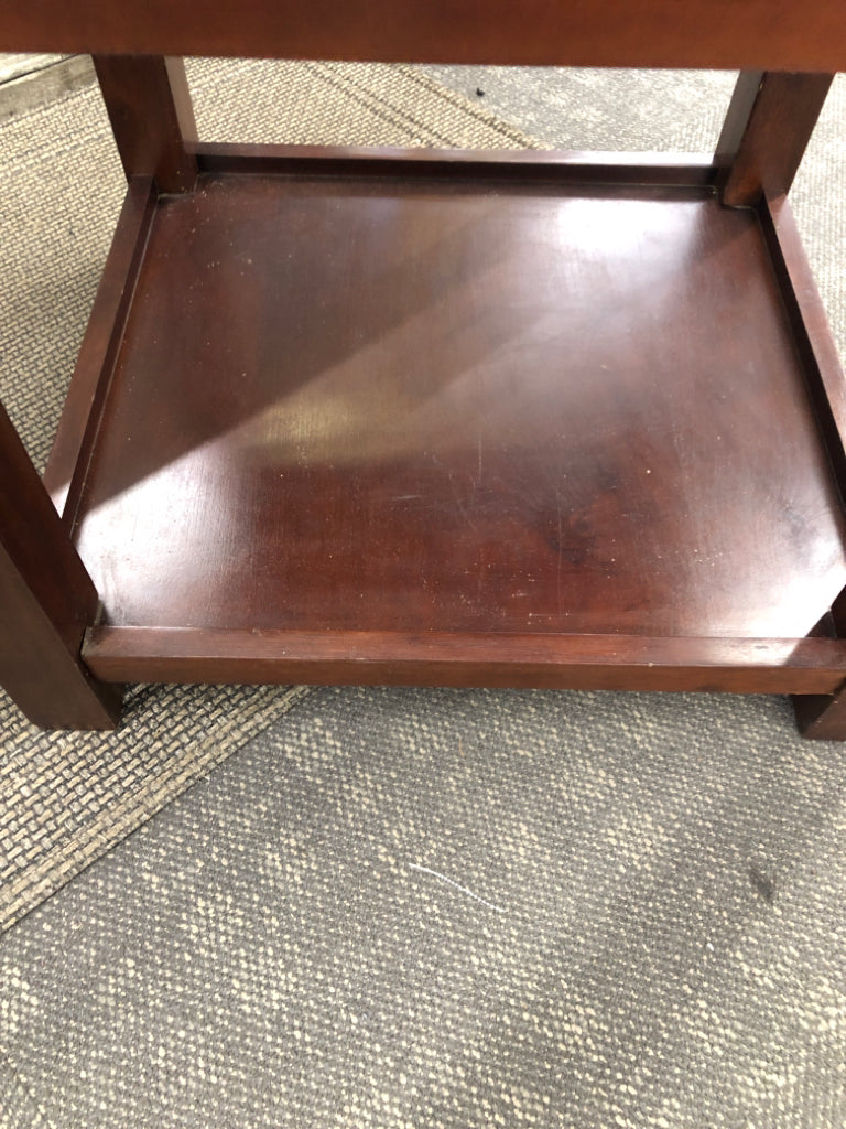 FAUX CHERRY COLORED WOOD SIDE TABLE W/ DRAWER.