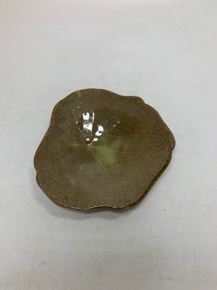 LIGHT BROWN FOOTED MAPLE LEAF RING CATCH.