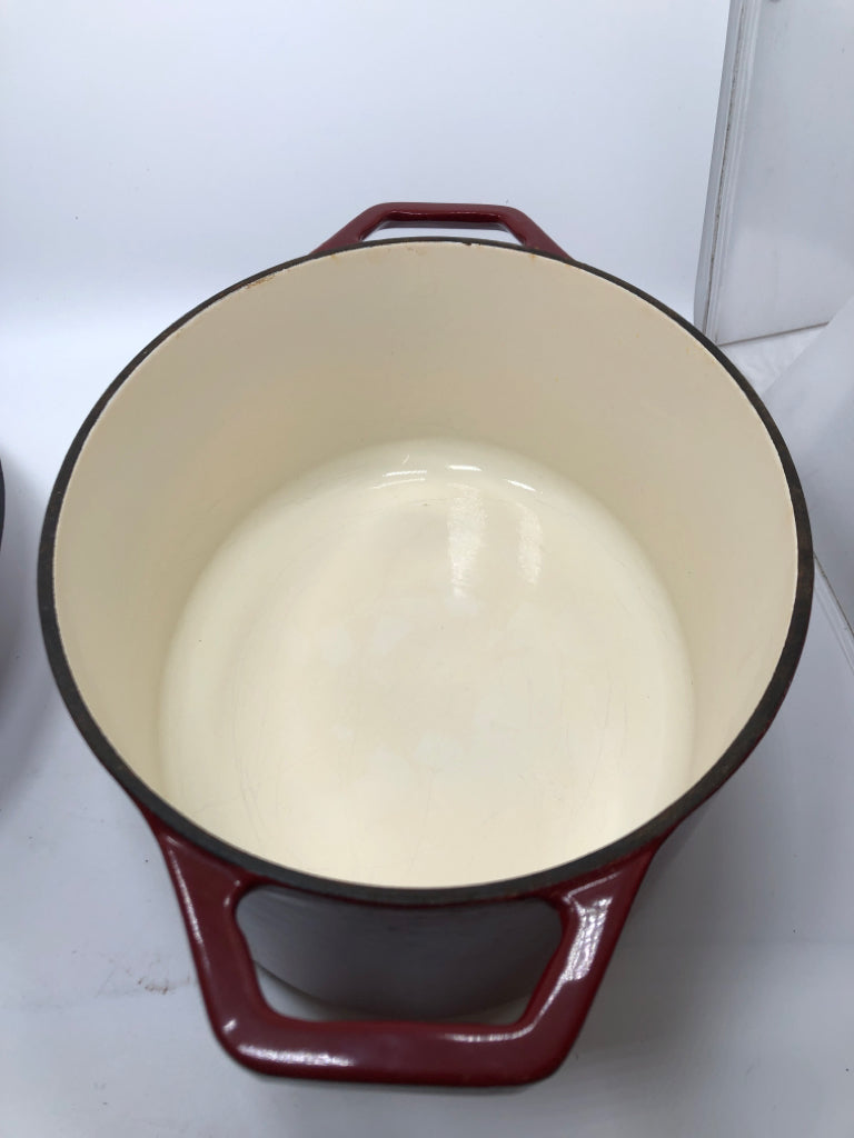RED OVAL CAST IRON DUTCH OVEN.