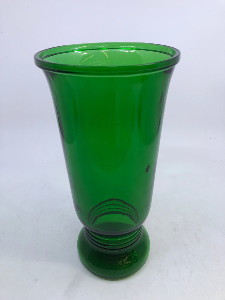 FOOTED GREEN GLASS VASE.