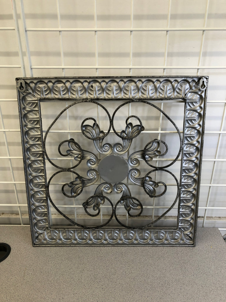 METAL FLORAL MEDALLION WALL DECOR.