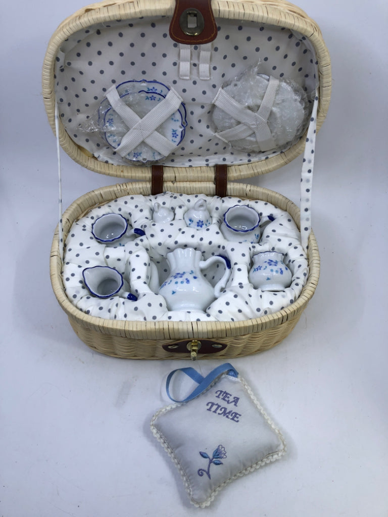 TEA SET IN BASKET W/BLUE FLORAL & HANDLE.
