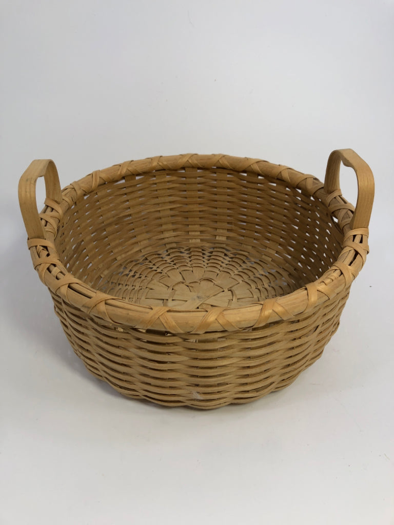 STURDY CIRCULAR WICKER BASKET W/WOODEN HANDLES.