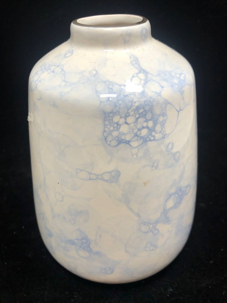 BLUE BUBBLE GLAZE CERAMIC BUD VASE W/GOLD RIM.