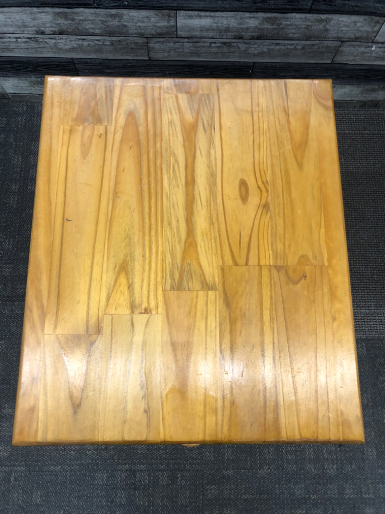 LIGHT WOOD STORAGE END TABLE W/DRAWER.