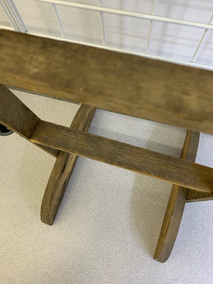 PRIMITIVE WOOD LADDER DECOR.