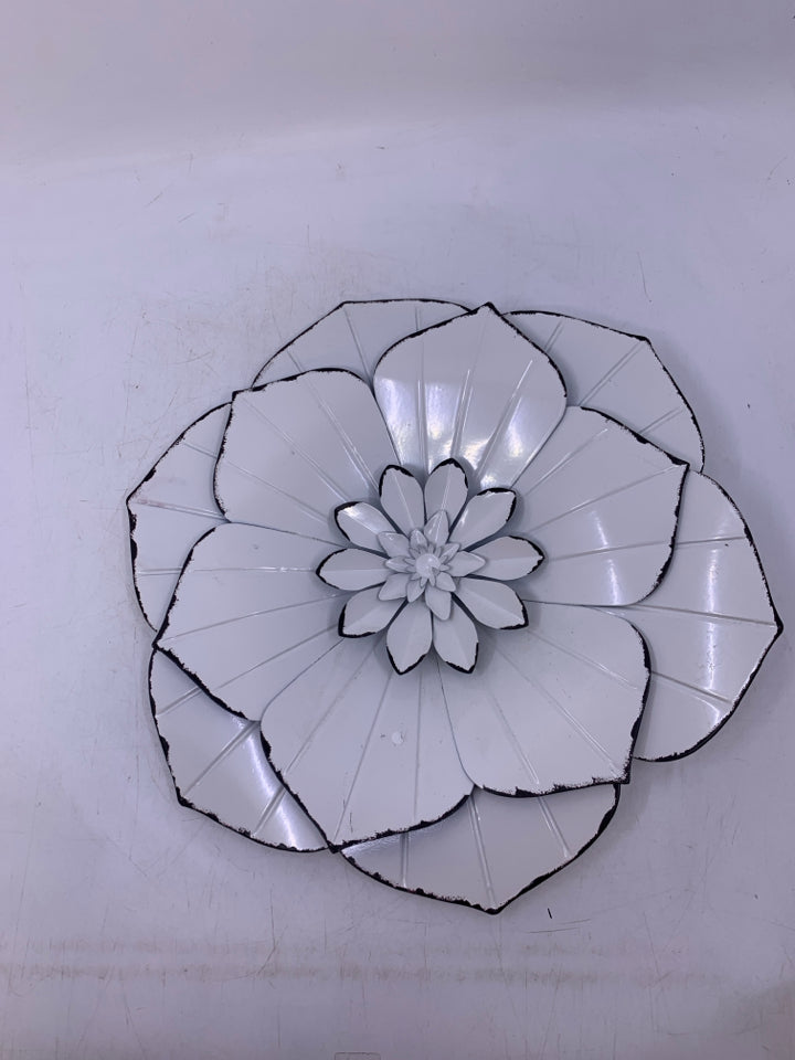 METAL FLOWER DISTRESSED EDGES.