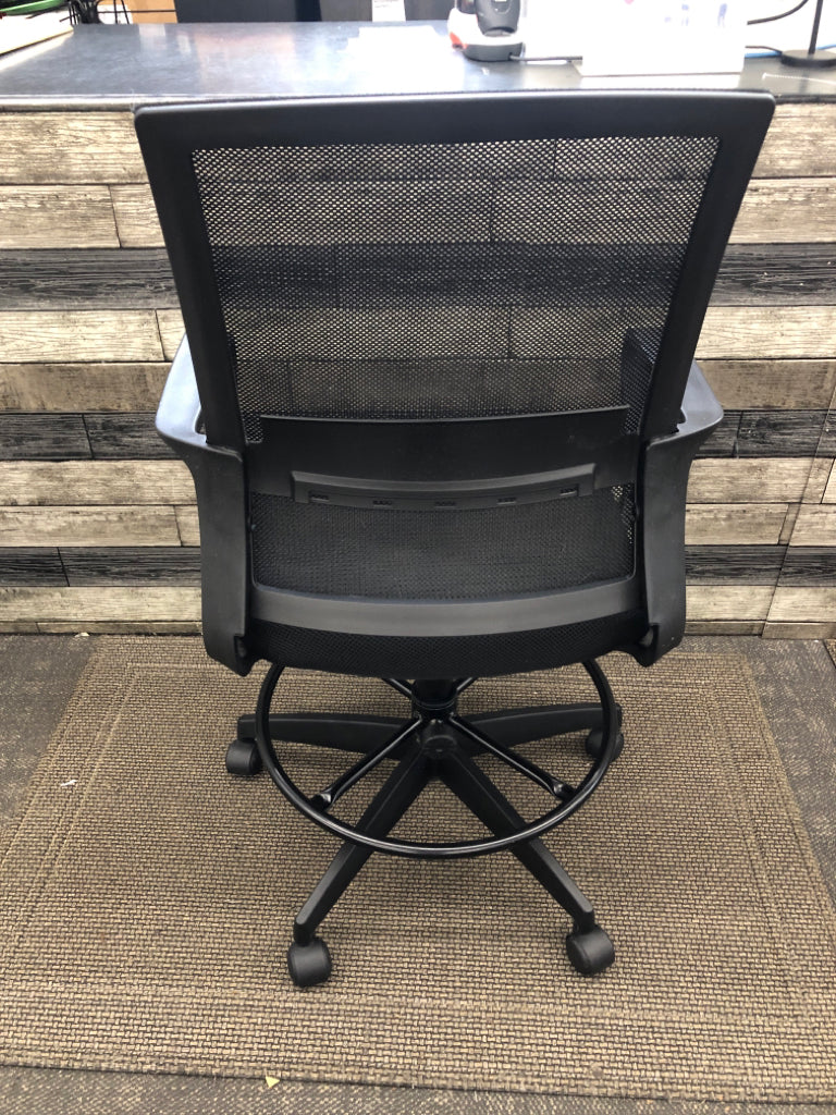 BLACK MESH OFFICE CHAIR W WHEELS.