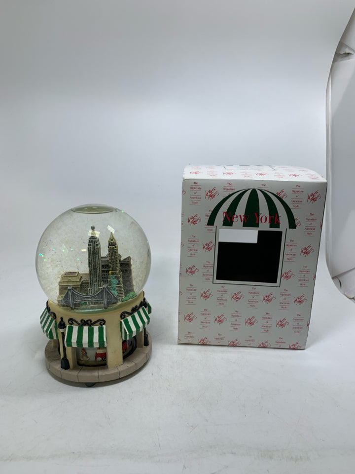 NIB LORD AND TAYLOR NEW YORK MUSICAL SNOW GLOBE.