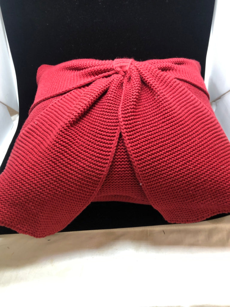 KNITTED BOW PILLOW.