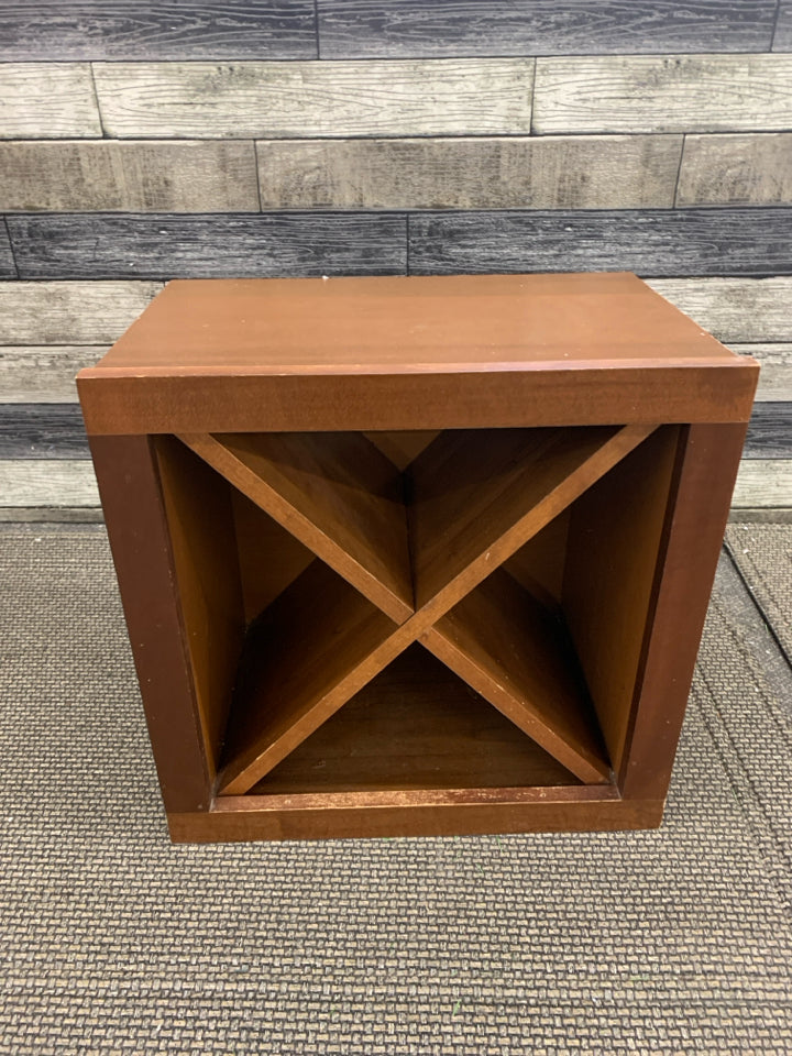 "X" FRAME WOODEN WINE HOLDER.