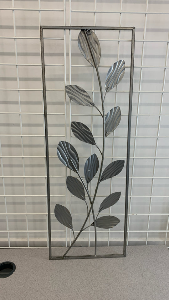 METAL LEAVES IN GREY METAL FRAME.