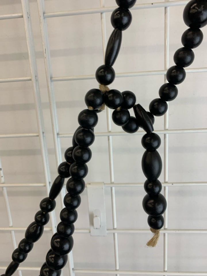 BLACK WOODEN BEADED GARLAND.