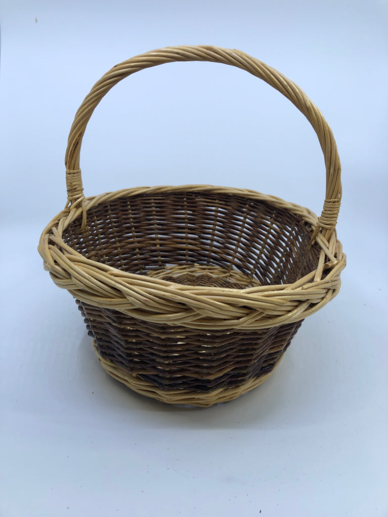 TWO TONE STRIPED OVAL BASKET W SINGLE HANDLE.