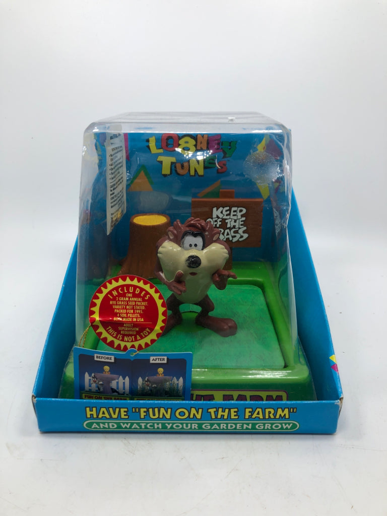 NIP LOONEY TUNES "HAVE FUN ON THE FARM" FIGURE.