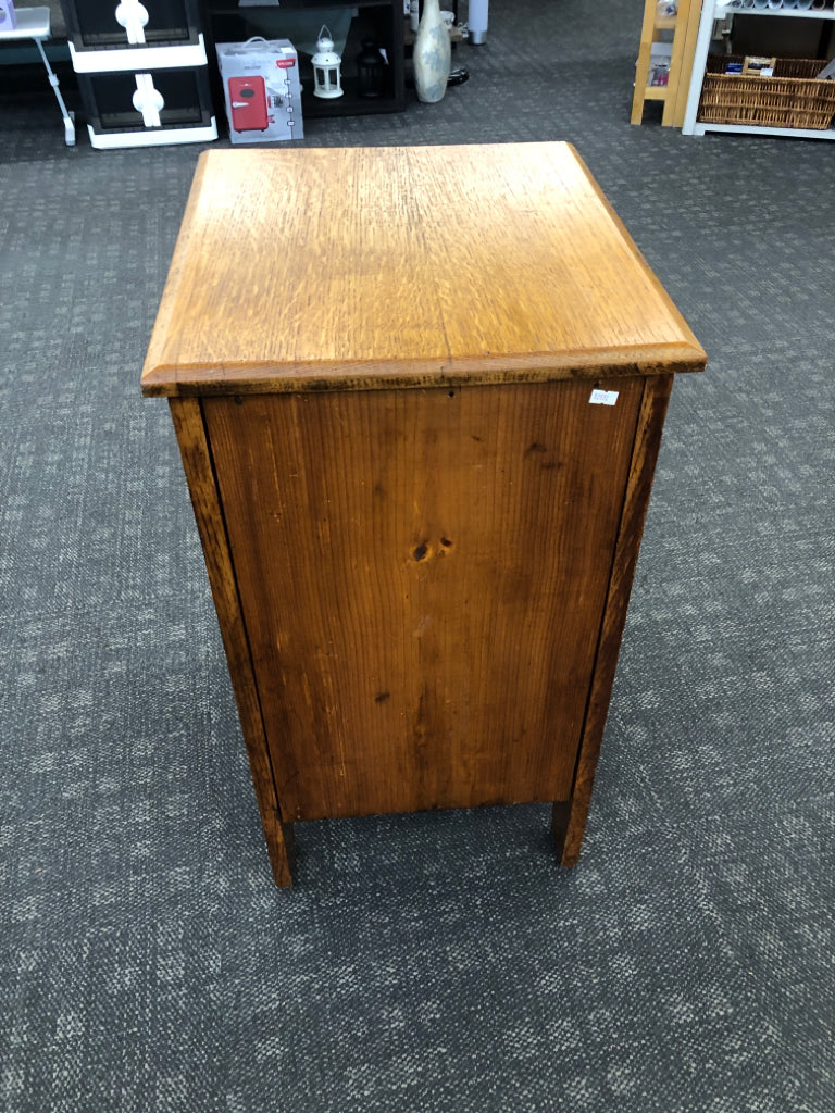 VTG WOOD CABINET W/ 3 SHELVES.