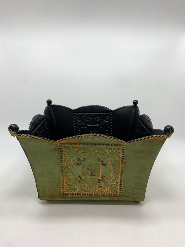 SQUARE GREEN METAL PLANTER BOX.