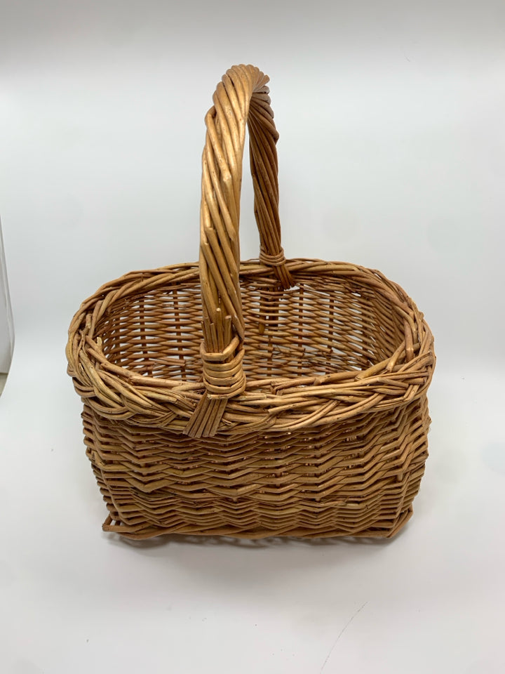 OVAL WICKER BASKET W/HANDLE.