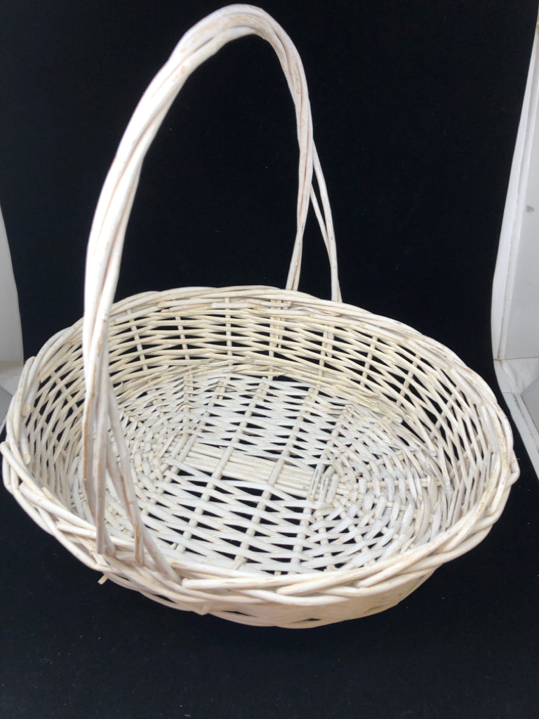 LARGE WHITE OVAL SHAPED BASKET WITH HANDLE.