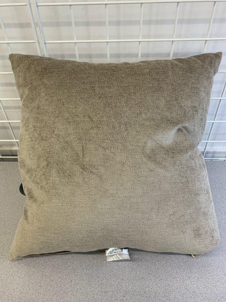 GEOMETRIC TEXTURED TAN ACCENT PILLOW.