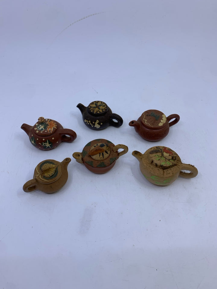 6 MINI BLONDE+ BROWN DECOR TEA POTS.
