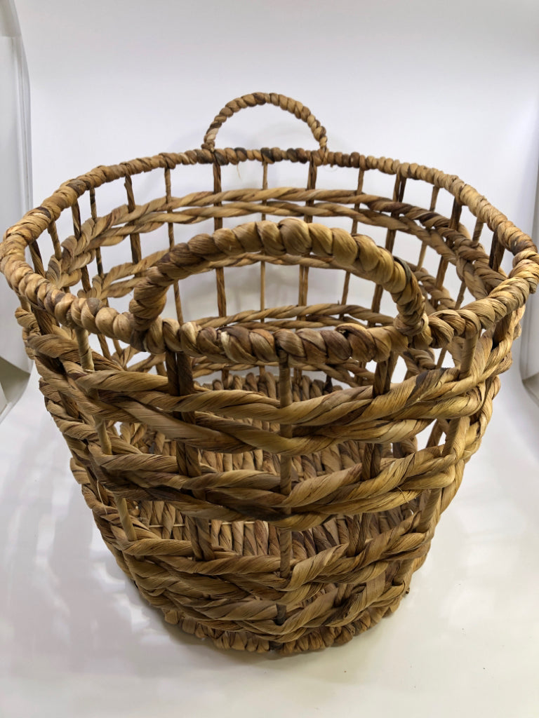 OVAL BRAIDED BASKET W/HANDLES.
