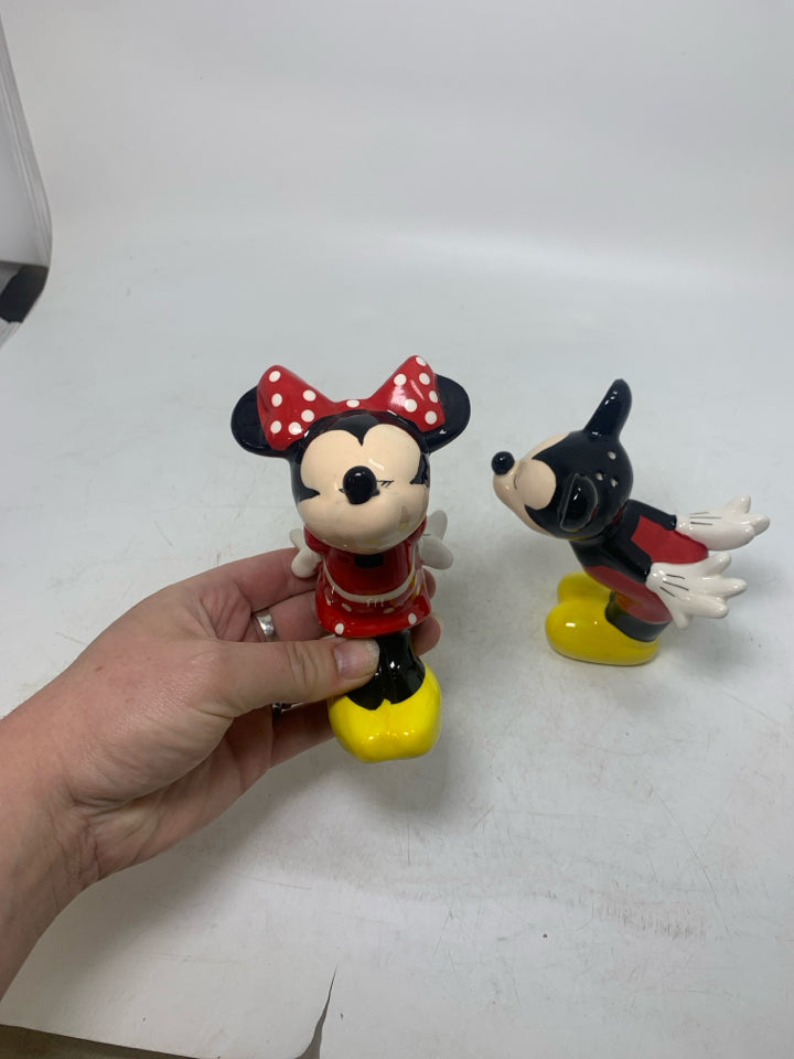 CERAMIC MIKEY/MINNIE KISSING SALT/PEP SHAKERS.
