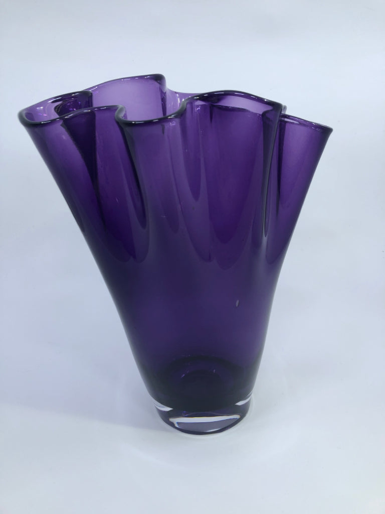 PURPLE RUFFLE EDGE GLASS VASE.