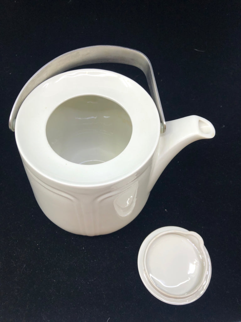 9 PC TEA POT + 4 CUP/SAUCERS -FOCUS PATTERN.