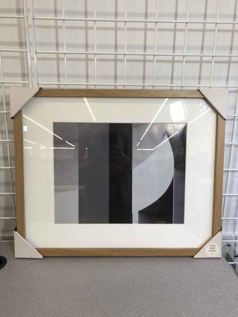 NWT FRAMED BLACK & WHITE PRINT/PHOTO FRAME.