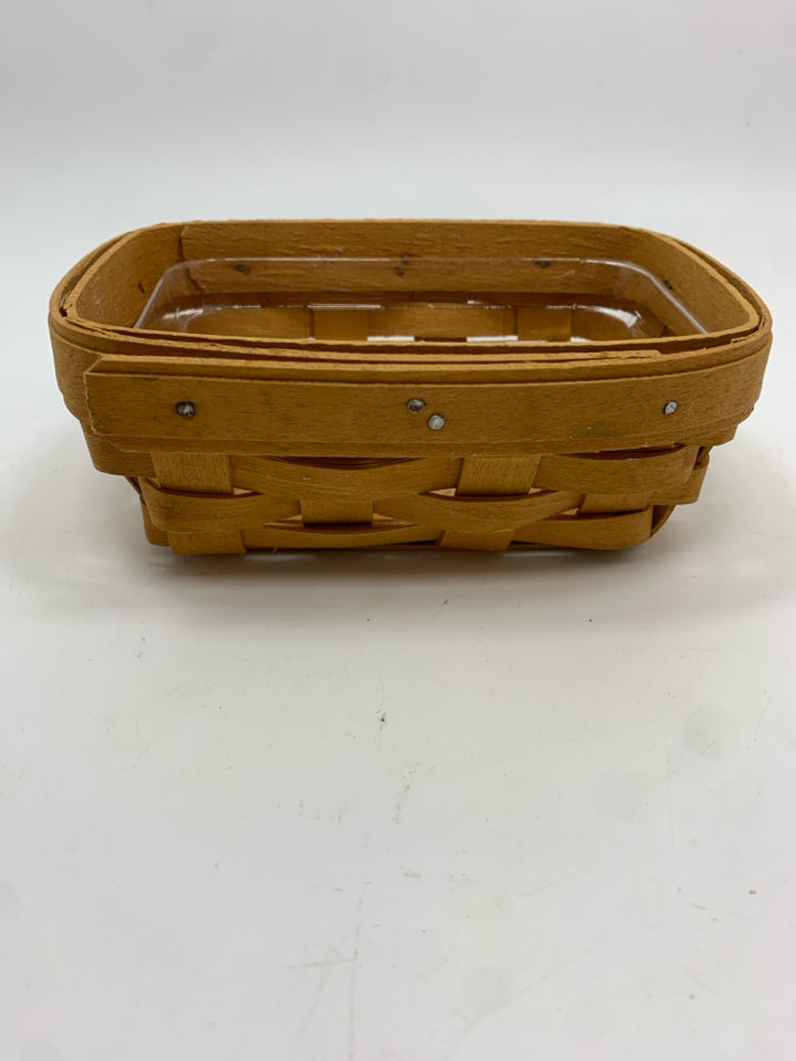 2000 SM BASKET W/PLASTIC INSERT.