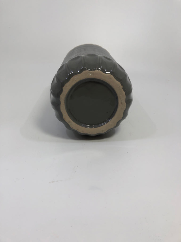 2-TONED GRAY CERAMIC VASE.