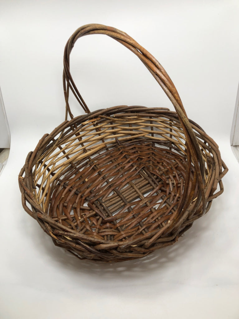 2 TONE WOVEN BASKET W/HANDLE.