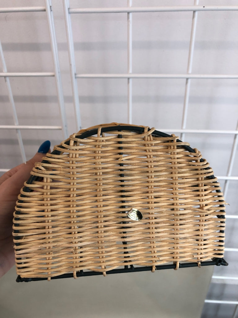 GREEN METAL SHELF W WICKER BASE.