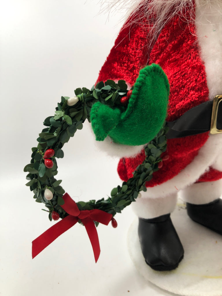 ANNALEE SANTA W/GREEN GLOVES & WREATH.