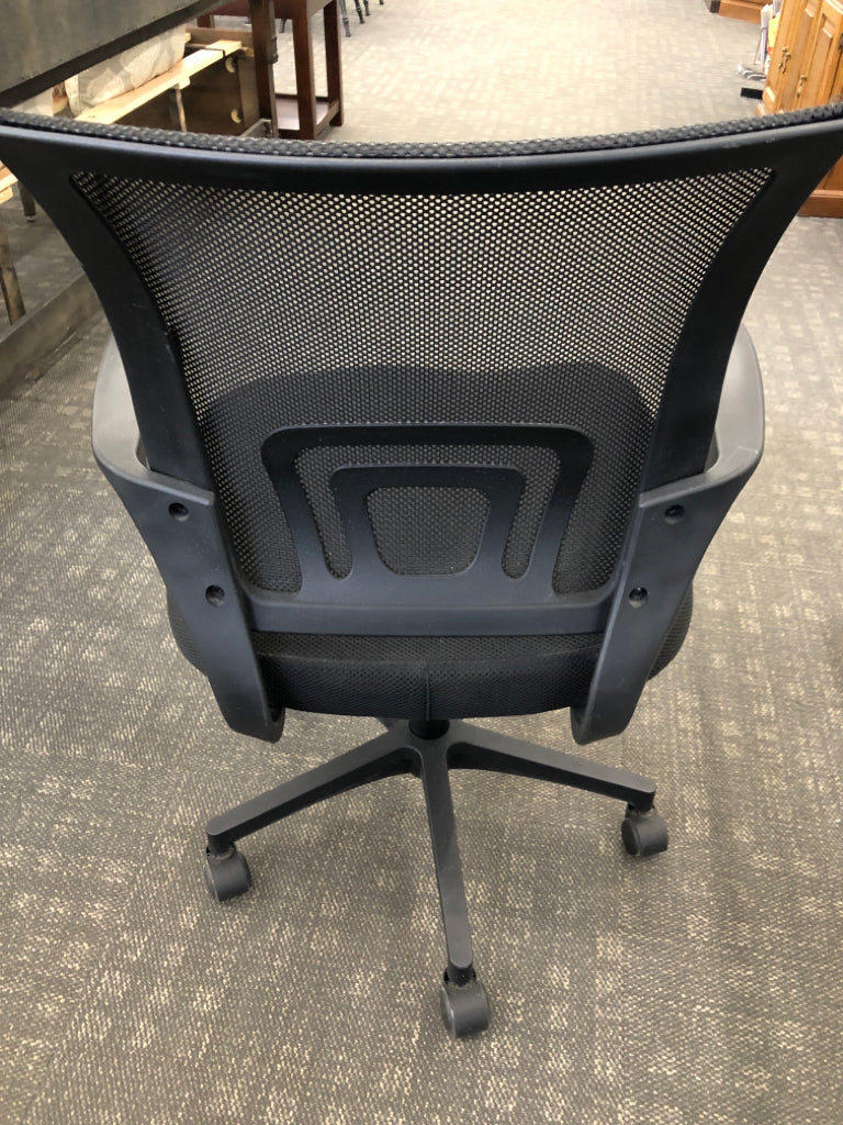 BLACK MESH SWIVEL OFFICE CHAIR.