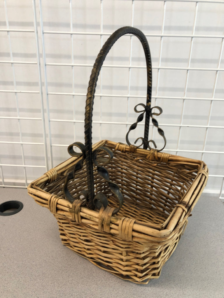 WOVEN BASKET W/METAL HANDLE.