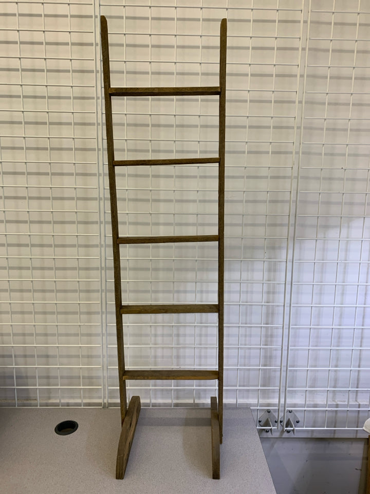 PRIMITIVE WOOD LADDER DECOR.