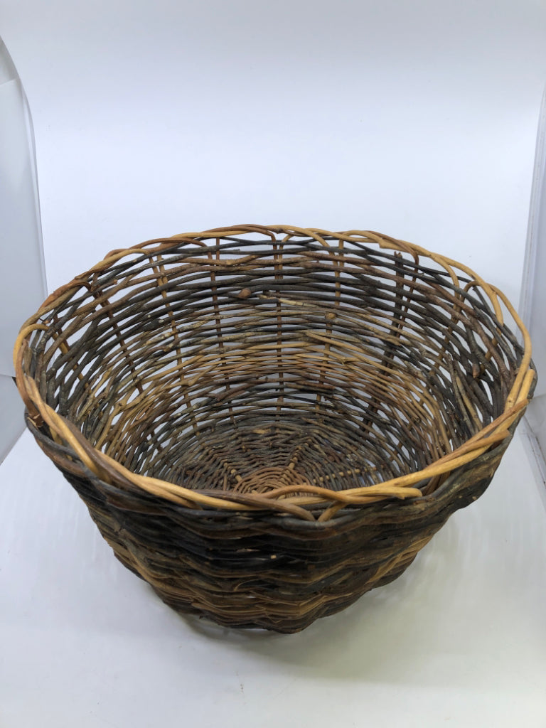 2TONE ROUND WOVEN BASKET.