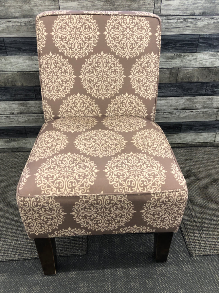 BROWN CREAM SCROLL ACCENT CHAIR.