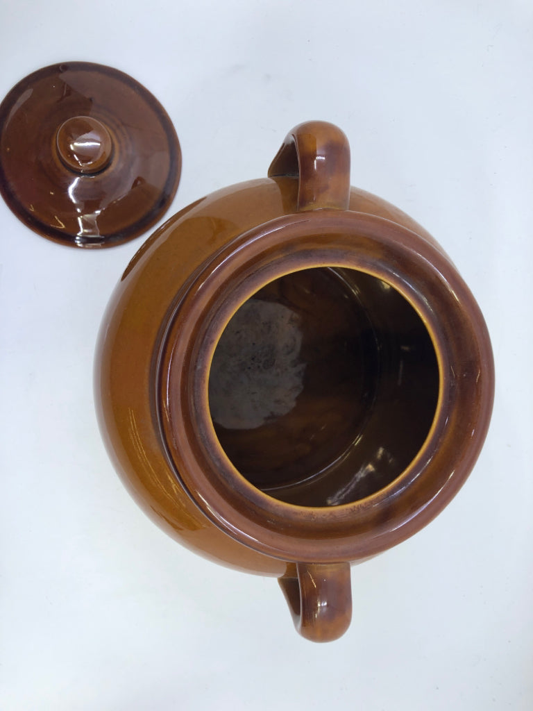 VTG LARGE CERAMIC COVERED BROWN/TAN BEAN CROCK.