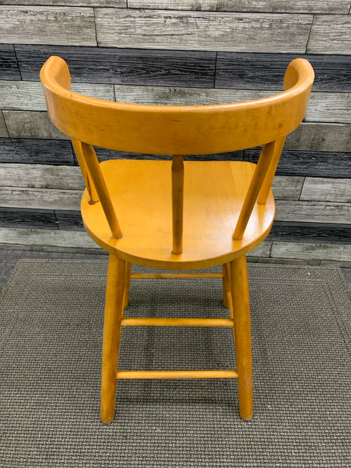 LT WOOD SPINDLE BACK KIDS CHAIR.