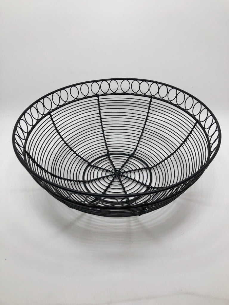 METAL FRUIT BASKET.