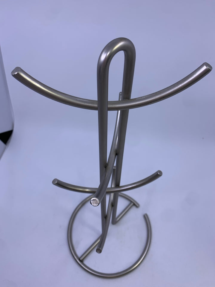 SILVER METAL 8 SLOT MUG TREE.