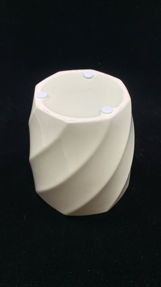 CREAM CERAMIC SWIRL PLANTER.