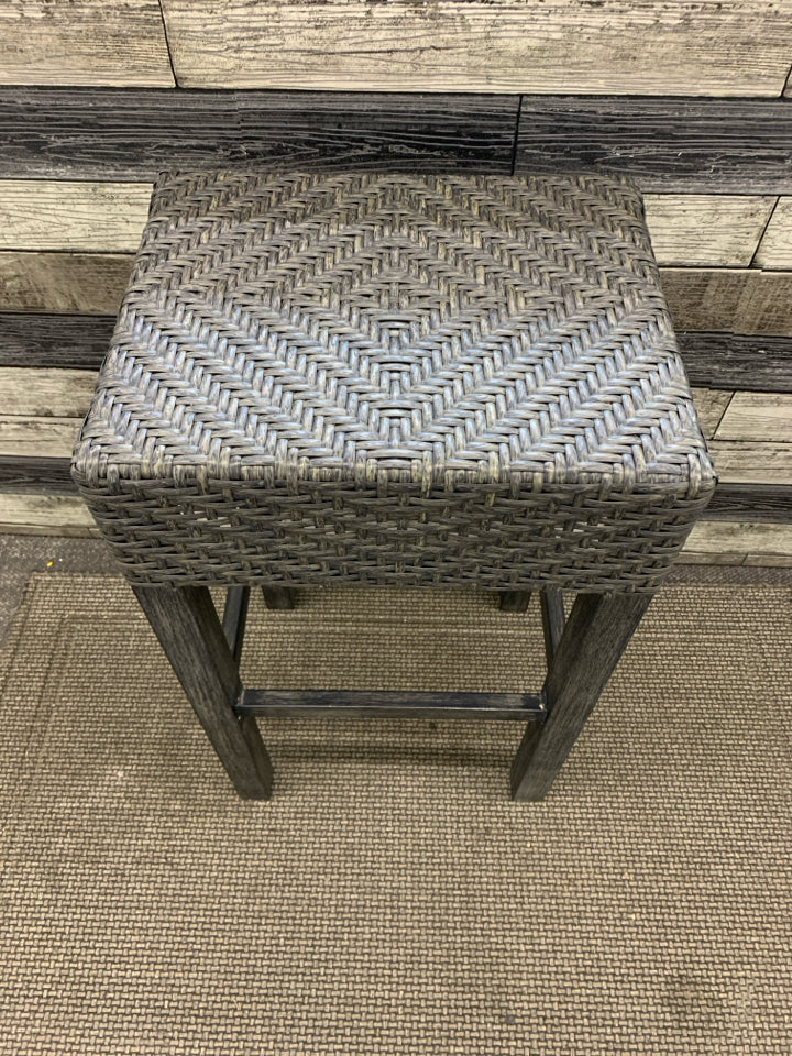 4 GREY WOVEN STOOLS.