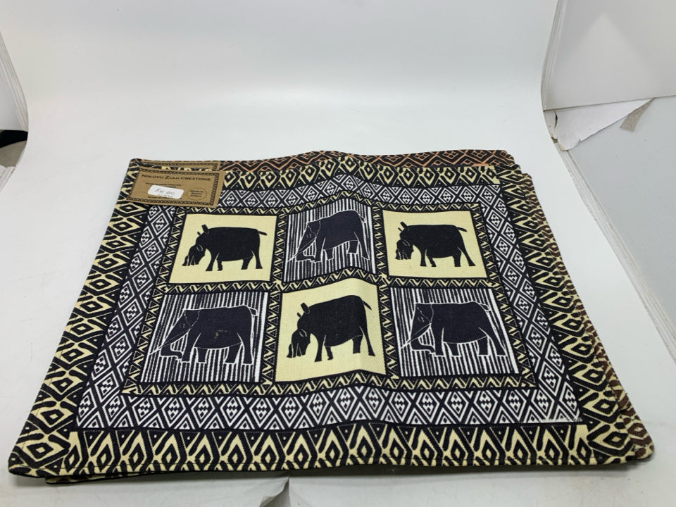 4 SAFARI ANIMALS PATTERN PLACE MATS W/ TAGS.