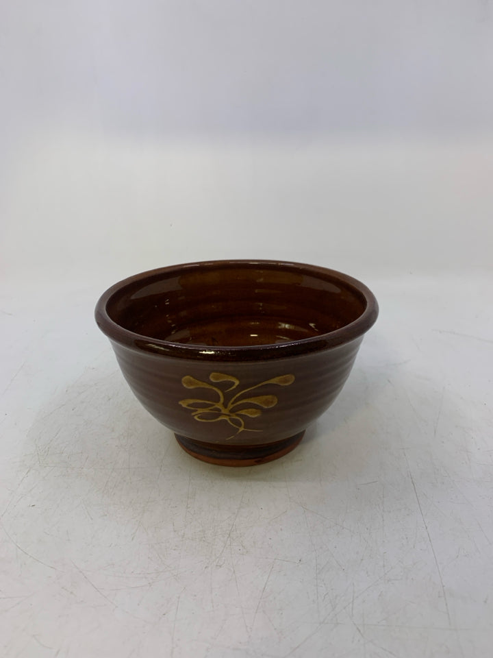 CRACKLE DESIGN W/ YELLOW DETAILED CENTER BOWL.